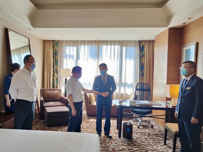 集团党委委员、董事郑贵林检查指导酒店疫情防控和防汛工作