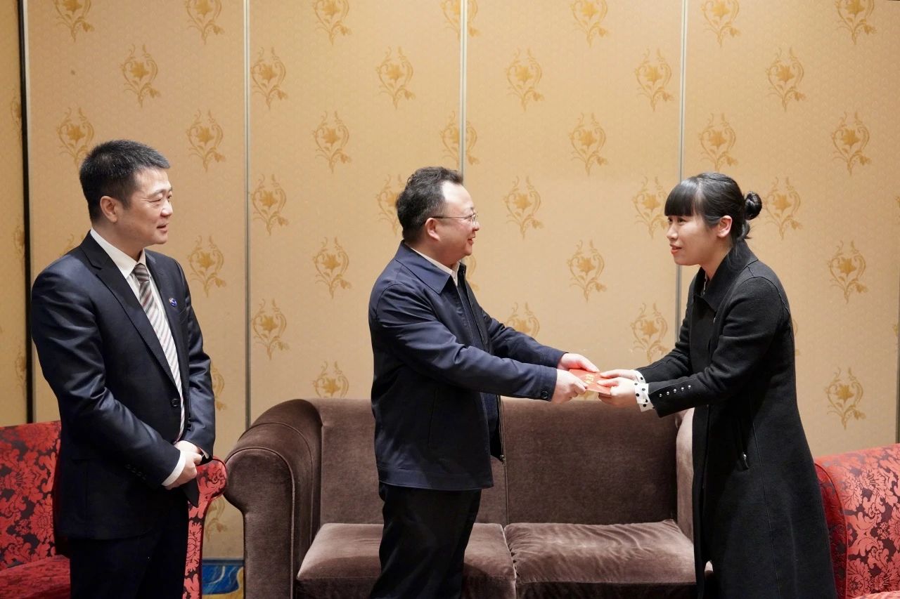 省国资委党委委员、副主任何政一行走访慰问省尊龙凯时集团生活困难党员