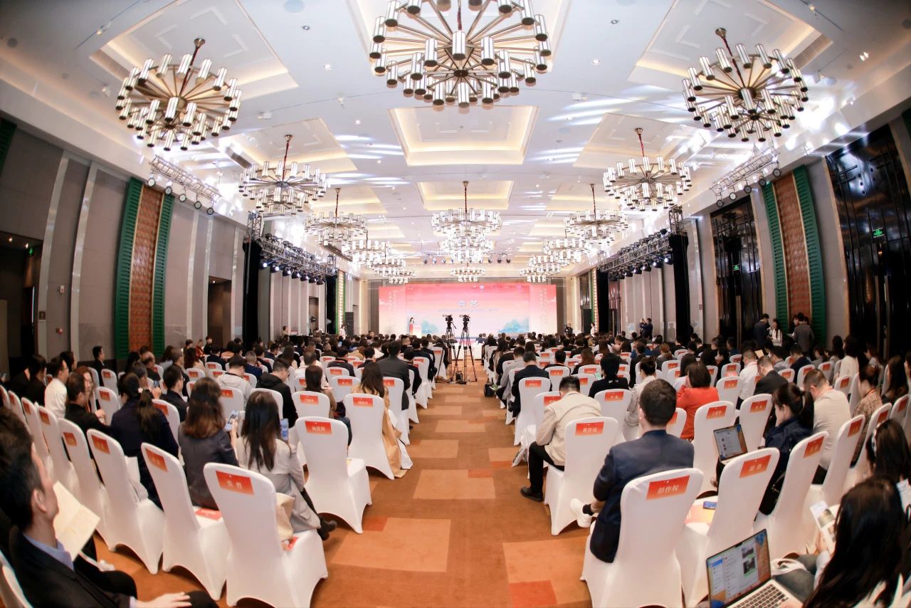 川渝文化旅游企业联盟、四川省文化旅游企业联盟2023年会在蓉开幕 游勇主持活动开幕式