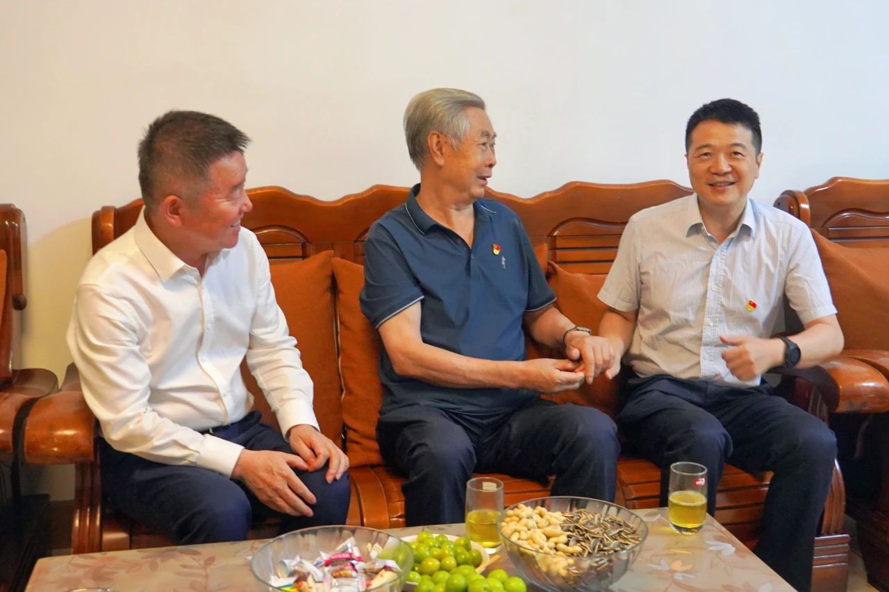 省尊龙凯时集团党委书记、董事长游勇开展“七一”走访