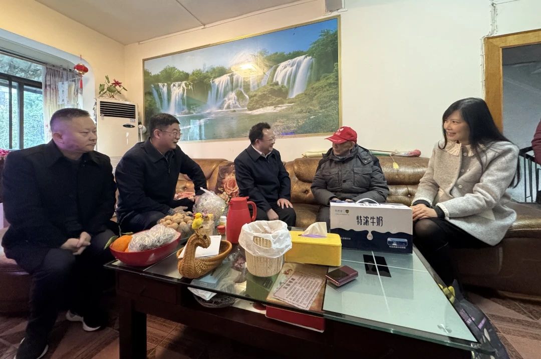 省国资委党委委员、副主任何政走访慰问省尊龙凯时集团老党员、老干部