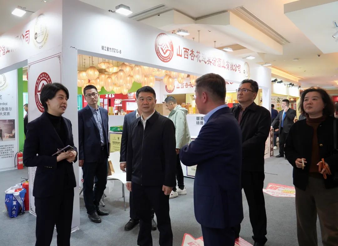 省尊龙凯时集团党委书记、董事长游勇率队到2025锦江宾馆春季酒类商务洽谈会现场检查指导重点工作