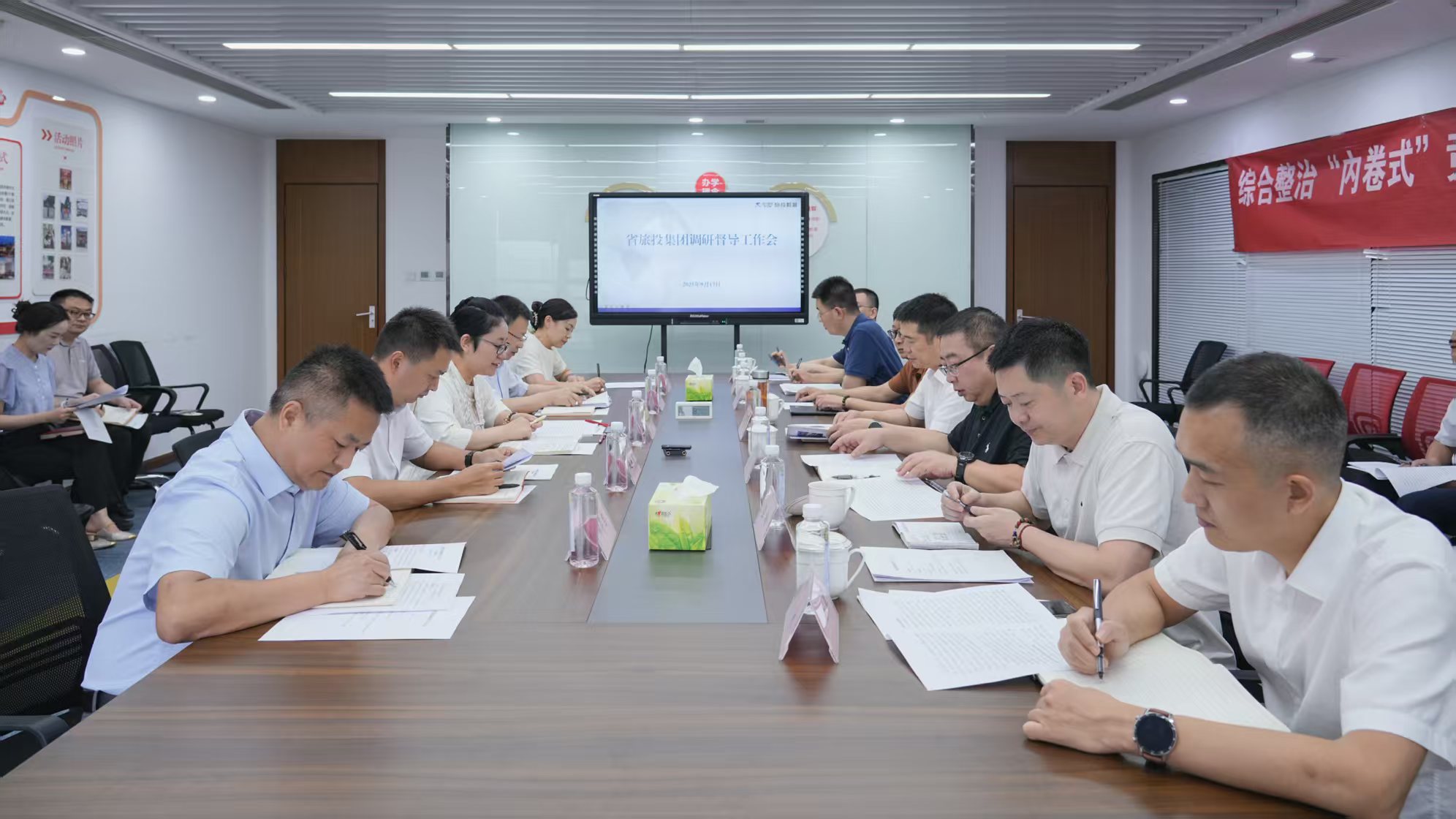 省尊龙凯时集团党委书记、董事长游勇率队赴尊龙凯时教育公司调研督导